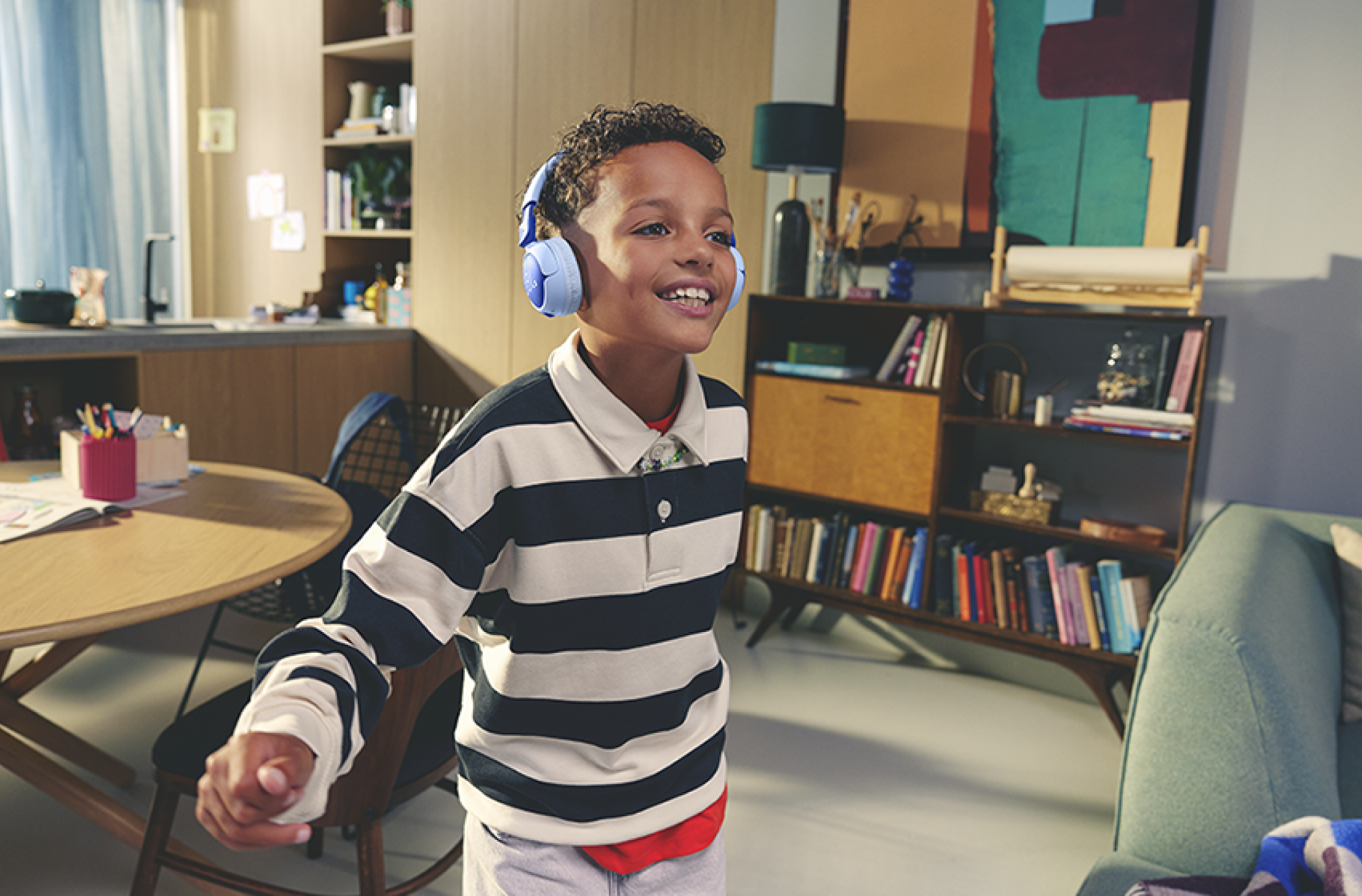 JBL Junior 470NC, Kindvriendelijke Draadloze On-Ear Bluetooth Hoofdtelefoon met Ingebouwde Microfoon, 50 uur afspeeltijd, JBL Safe Sound, Laag Volume, Gemakkelijke Bediening en Stickerset, in Wit
